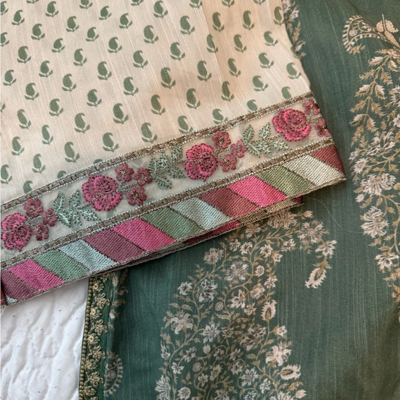 Sold Ethinic 2 pc silk - Picture 2 of 6